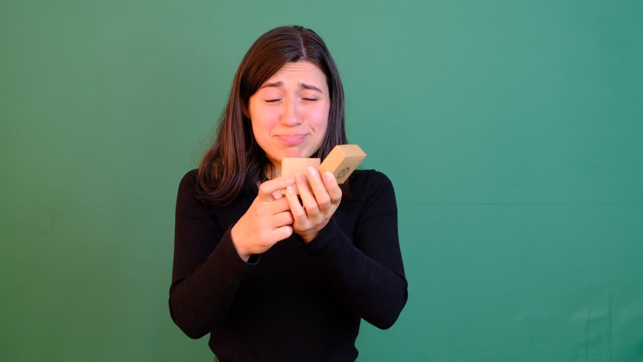 선물 팩을 보여주는 소녀