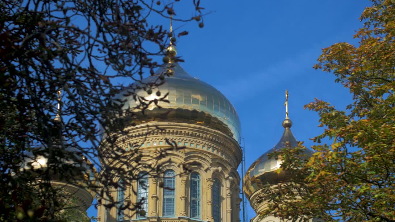 vista de la catedral naval ortodoxa de san nicolás cúpulas doradas y cruces en el cielo azul en un día soleado de otoño en karosta, liepaja, vista panorámica derecha