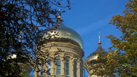 vista de la catedral naval ortodoxa de san nicolás cúpulas doradas y cruces en el cielo azul en un día soleado de otoño en karosta, liepaja, vista panorámica derecha