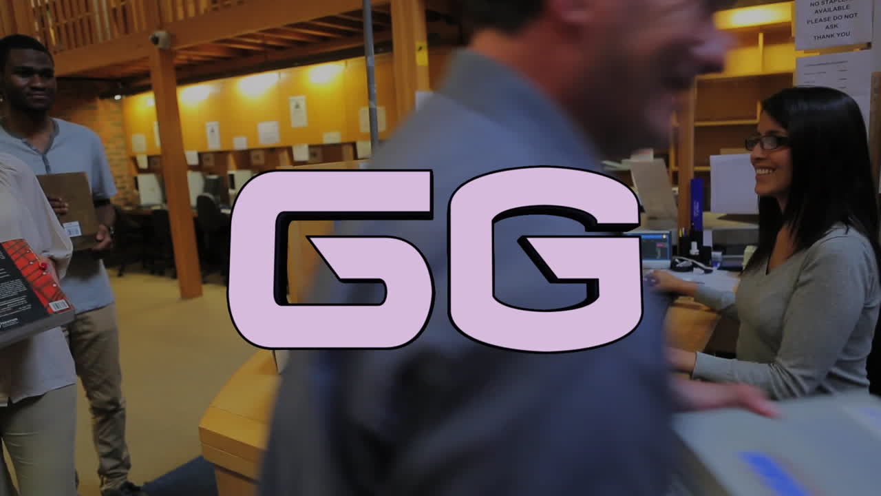 animación de un banner de texto de 6g sobre una bibliotecaria biracial escaneando libros en la biblioteca de la universidad