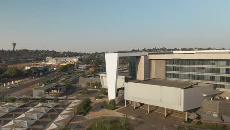 imágenes aéreas de drones de un edificio de oficinas moderno con un gran arco
