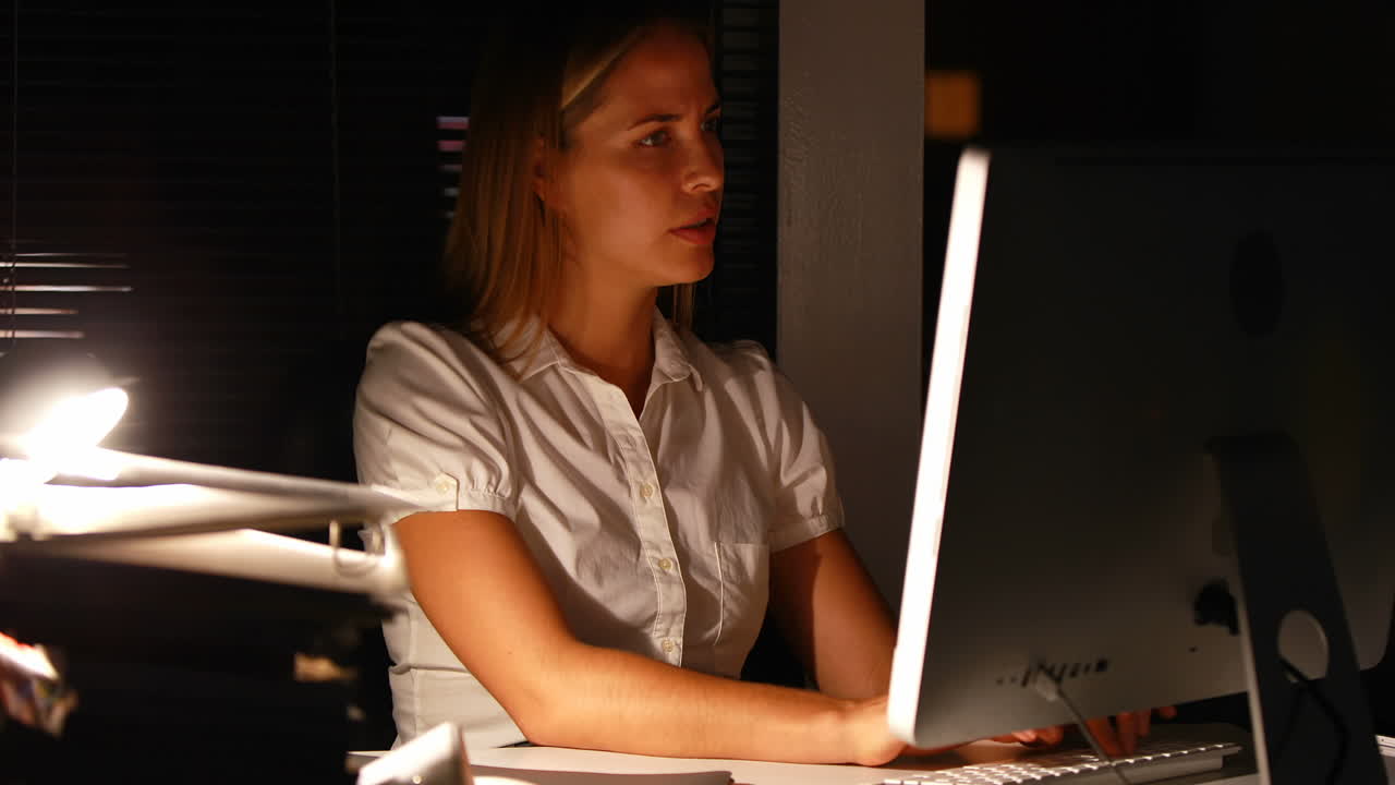 mujer de negocios usando la computadora por la noche