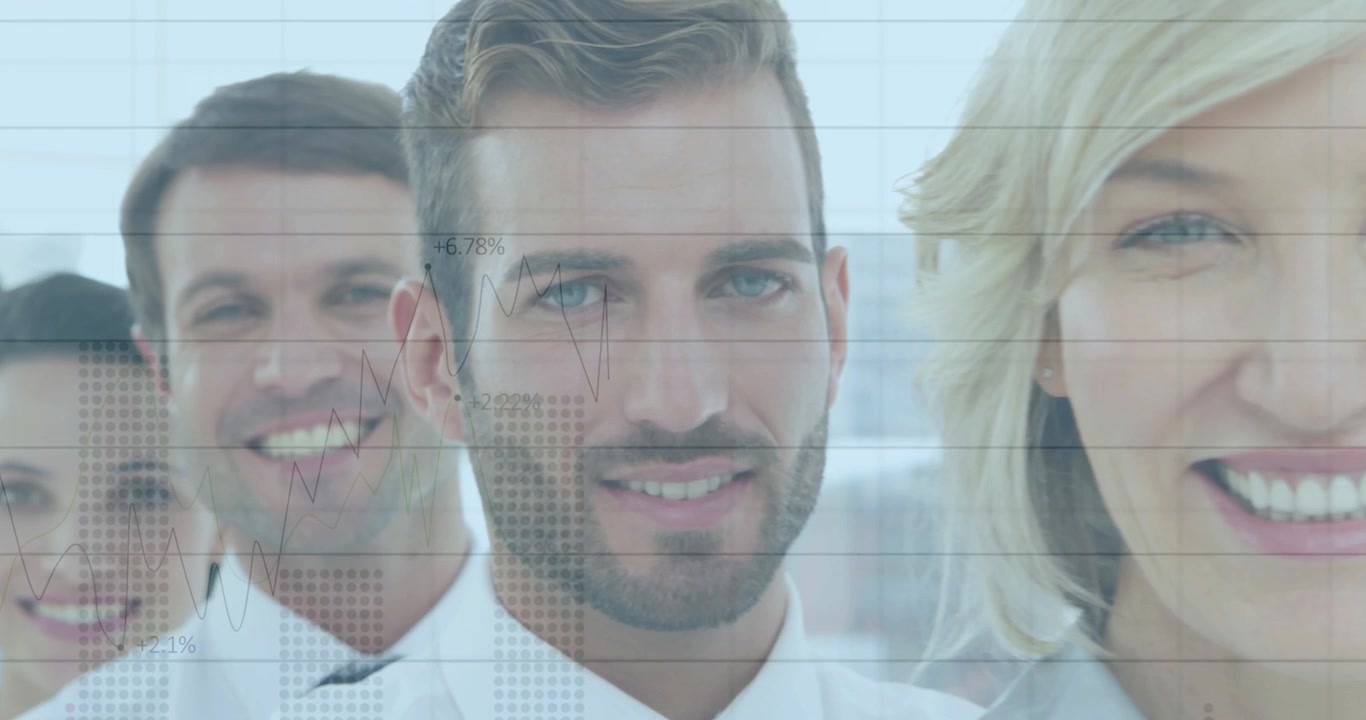 Equipe de Negócios Diversificada Sorrindo com Sobreposição de Dados Financeiros