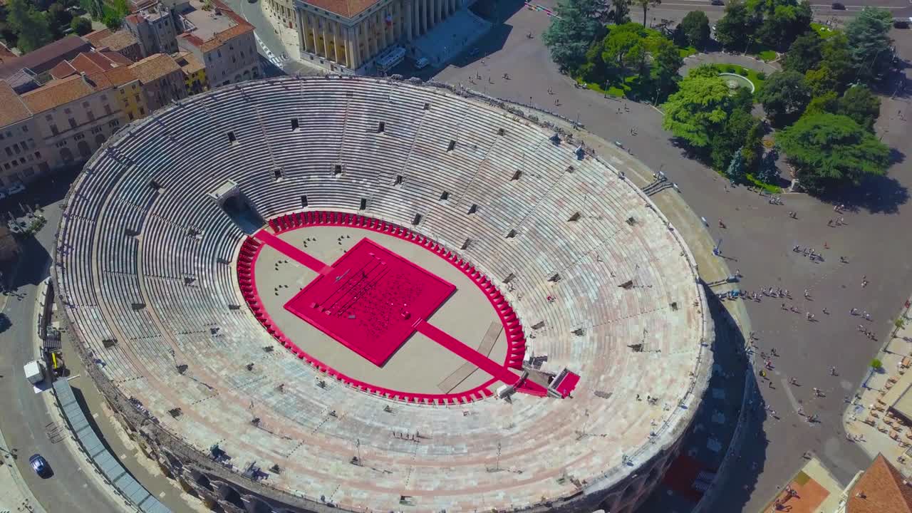 vista aérea de la arena di verona, italia. el dron se mueve hacia arriba desde la arena. se abre una vista de la arena y la ciudad.