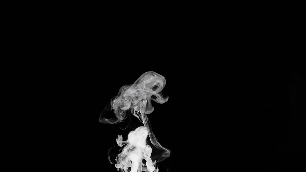 Fumo medio che si diffonde nell'aria su sfondo nero, slow motion