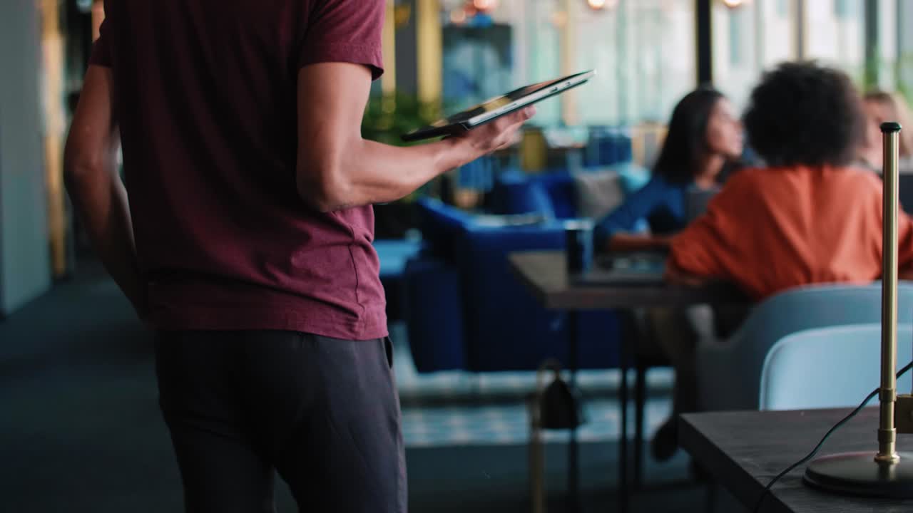 hombre explicando la estrategia comercial a sus compañeros de trabajo