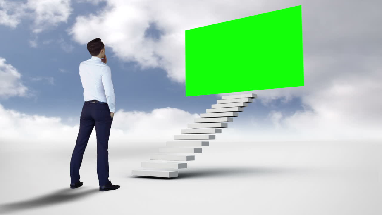 비지니스맨이 구름 인 하늘에서 녹색 스크린을 보고 있다.