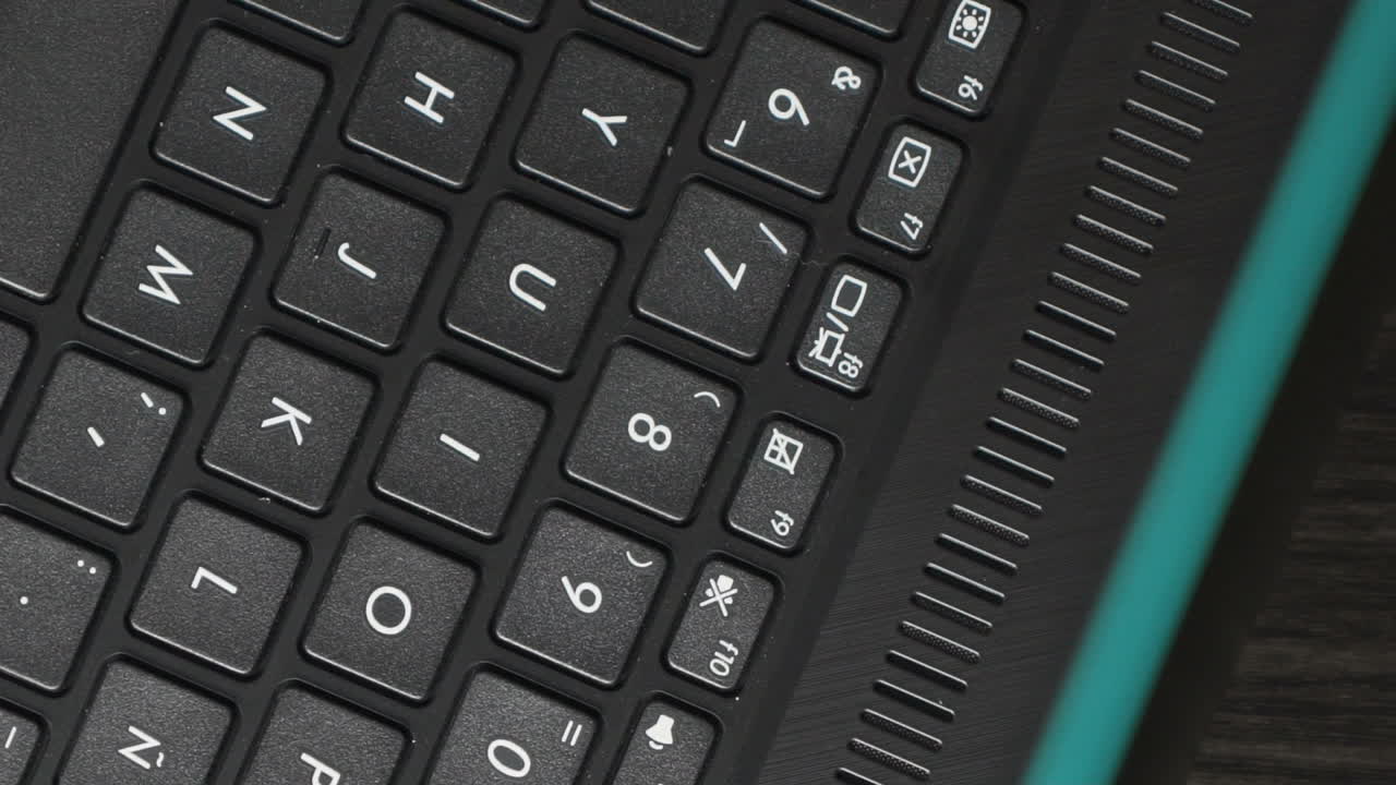 primer plano de un teclado de portátil