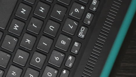 primer plano de un teclado de portátil