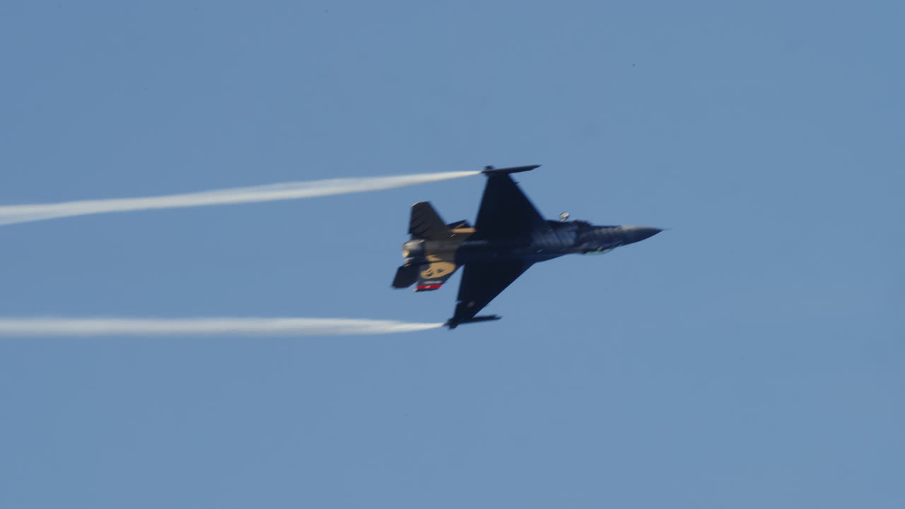 Jet Tempur F-16 Melakukan Manuver Aerobatik di Langit Biru