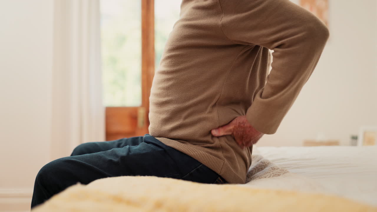 손, 남자 및 고통은 집에서 뒤에서