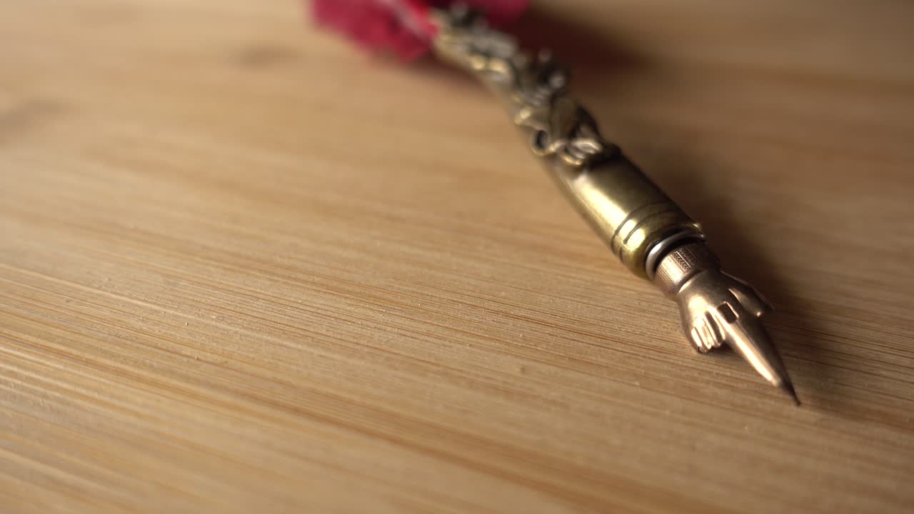 pluma de pluma en el fondo de madera gira