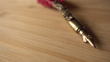 pluma de pluma en el fondo de madera gira