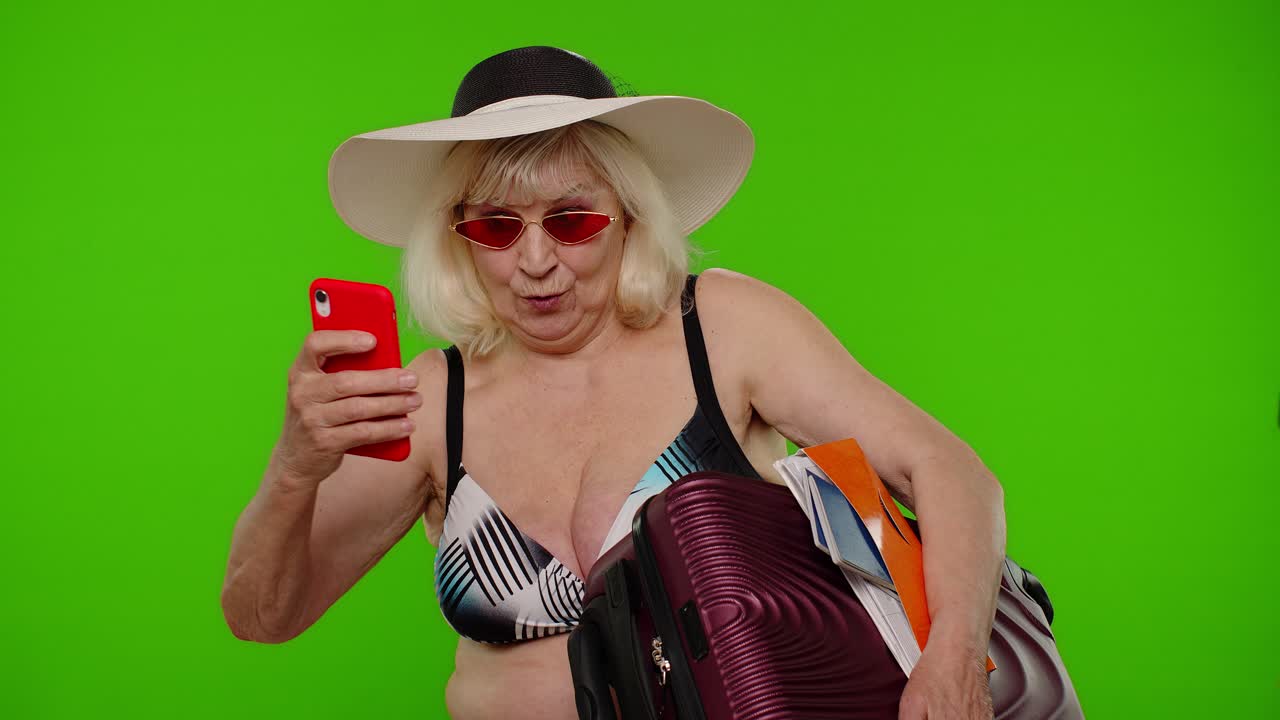 Donna anziana entusiasta della vacanza
