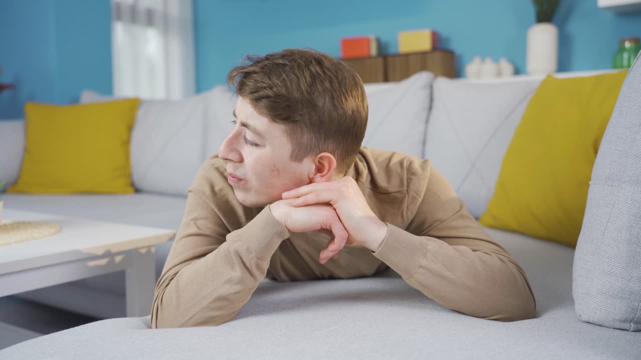 집에서 울고 있는 스트레스를 받은 십대.