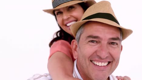 Pareja-Adulta-Disfrutando-El-Momento-Con-Sombrero