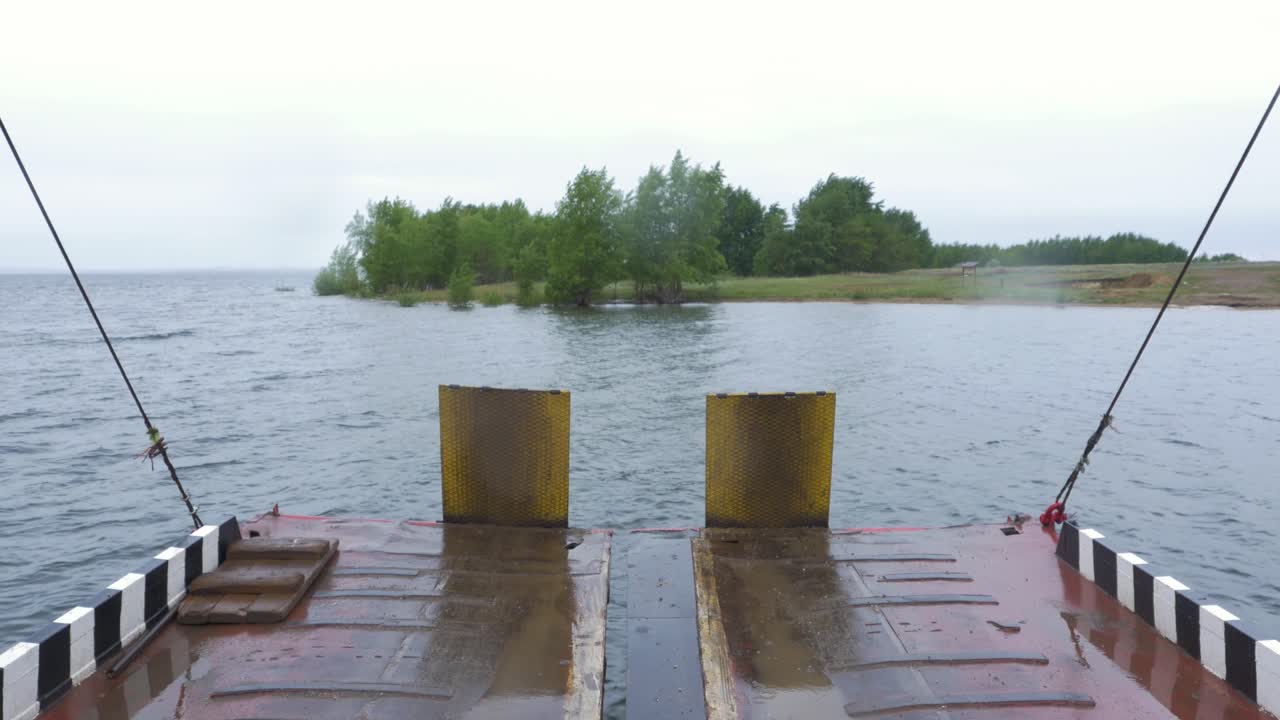 비가 오는 날 에 페리 가 강 을 건너고 있다