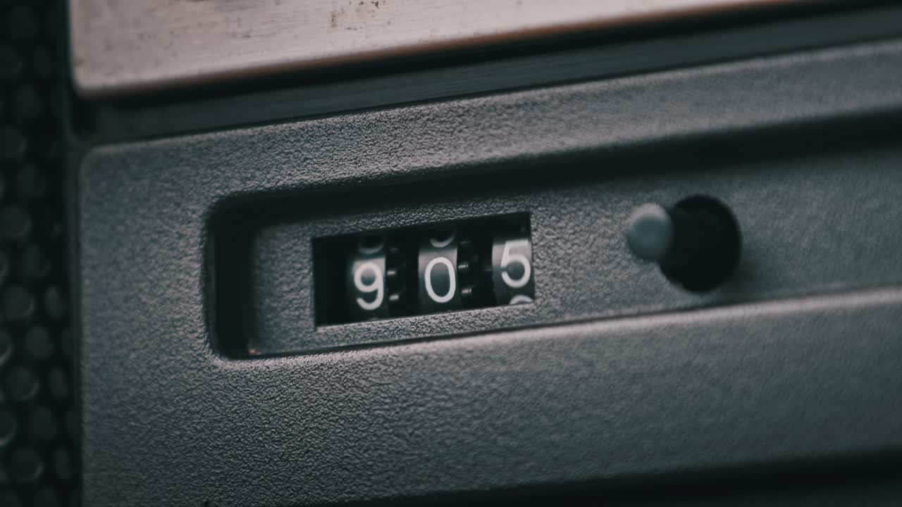 테이프 데크 레코더에서 오디오 카세트의 오래된 빈티지 기계적 릴 카운터