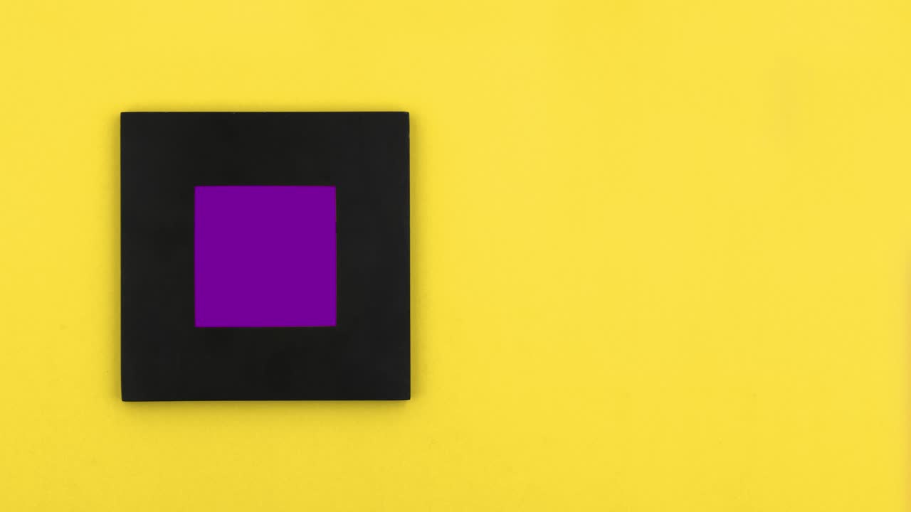 정사각형 사진 프레임은 하단 화면 사이트에서 장면에 들어가고 나갑니다.