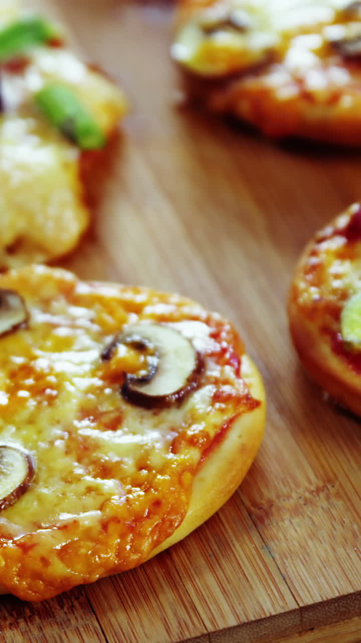 나무판 에 있는 여러 가지 피자