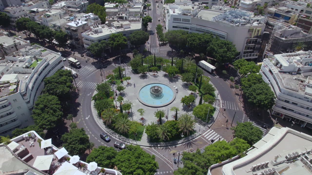 Giro intorno a Piazza Dizengoff, Tel Aviv, a mezzogiorno in una caldissima giornata estiva, con poca gente e attività, poiché le persone preferiscono stare in un ambiente climatizzato