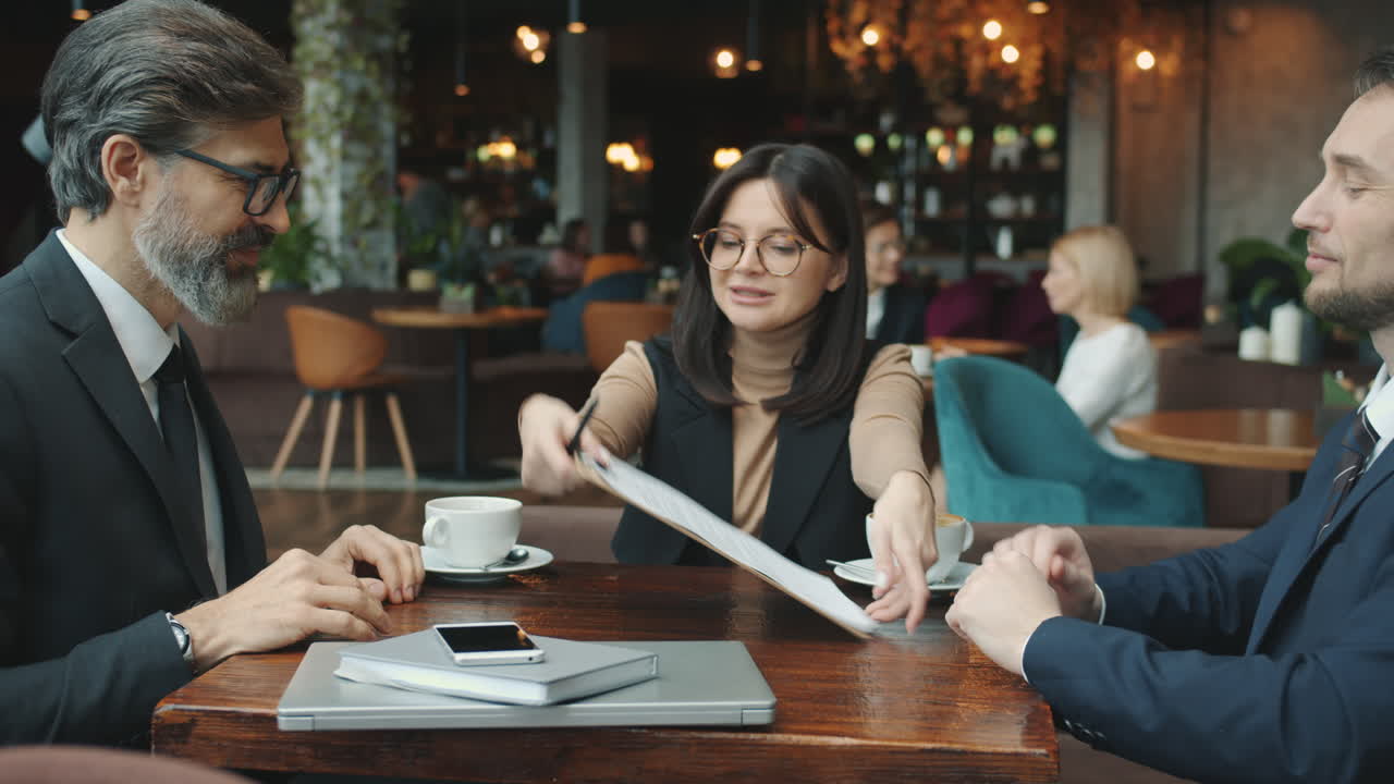 카페 에서 사업 회의