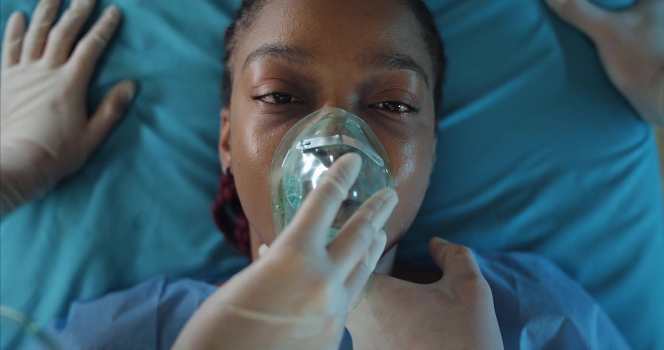 Ung afroamerikansk kvinnlig patient får syrgas på sjukhus