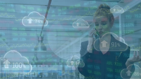 animación del procesamiento de datos del mercado de valores sobre una mujer de negocios caucásica hablando en su teléfono inteligente