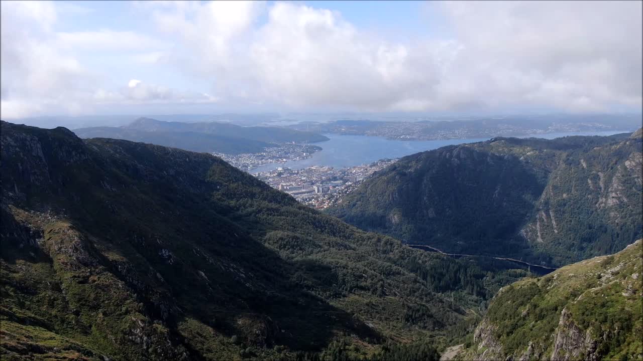 bergen debajo de las montañas