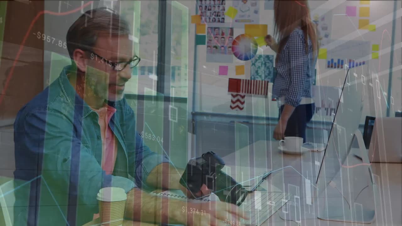 animación del procesamiento de datos financieros sobre un empresario caucásico usando una cámara