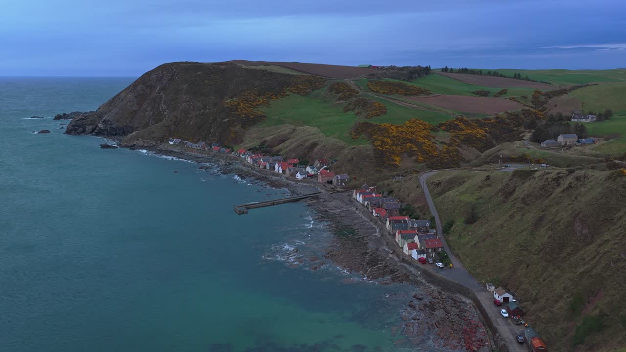 Vue aérienne d'un village côtier pittoresque en Écosse