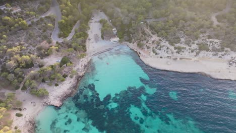 Vista-Aérea-De-Gran-ángulo-De-La-Playa-De-La-Laguna-De-Aguas-Turquesas,-Mallorca-España