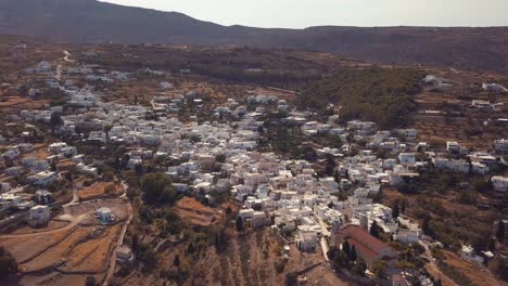 Drohnenaufnahme-Aus-Der-Luft,-Die-Von-Der-Rückseite-Des-Landwirtschaftlichen-Dorfes-Lefkes,-Griechenland,-Hereinkommt