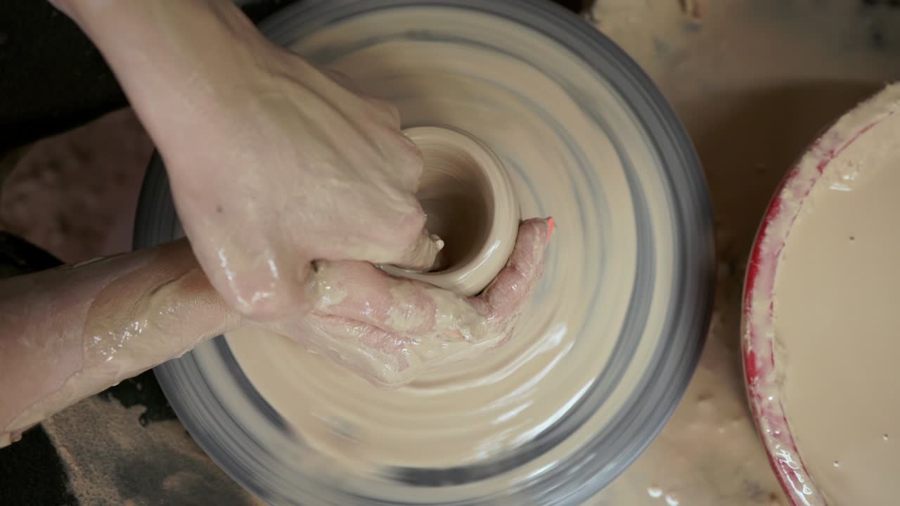 여성 도자기는 점토로 접시를 만들고, 여성은 도자기 바에서 항아리를 만든다.