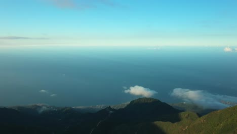 카리브해를 바라보는 갈리판의 아빌라 산 꼭대기에서 볼 수 있는 파노라마 뷰 (la guaira, waira repano national park, 베네수엘라)