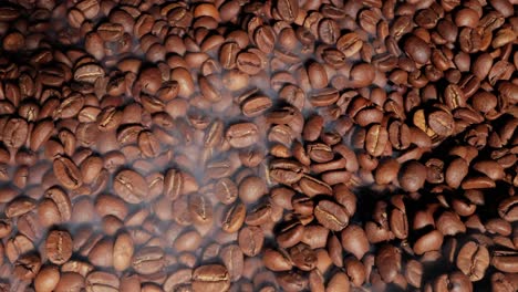 granos de café tostados con humo