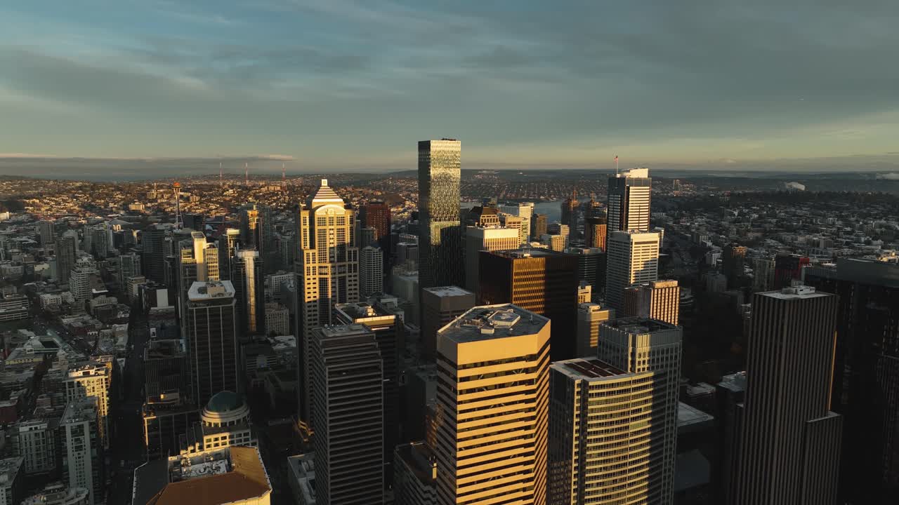 los rascacielos del centro de seattle iluminados por el sol de la mañana, en círculo vista aérea