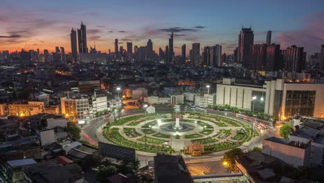 vista aérea del lapso de tiempo y vista superior del tráfico en las calles de la ciudad de bangkok, tailandia. autopista con estacionamientos de automóviles. hermosa rotonda en el centro de la ciudad.