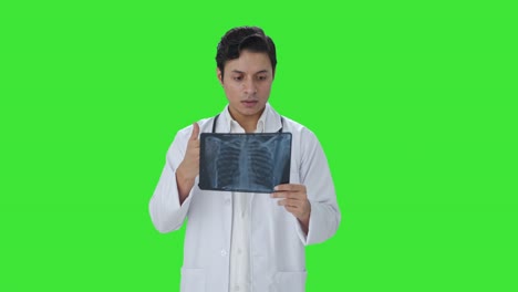 el médico indio se sorprende después de ver el informe de rayos x pantalla verde