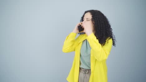 una joven feliz hablando por teléfono.