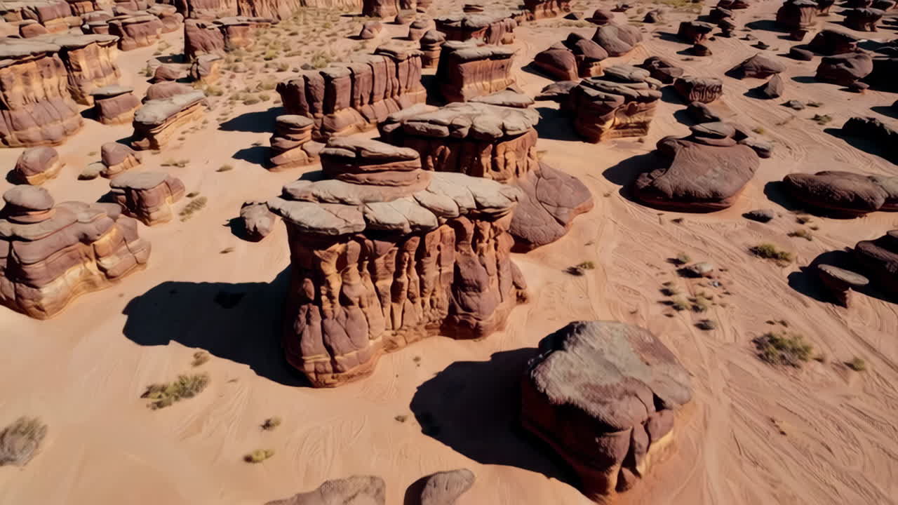 Vista Aérea de Formações Rochosas Vermelhas Intrincadas em uma Paisagem Desértica