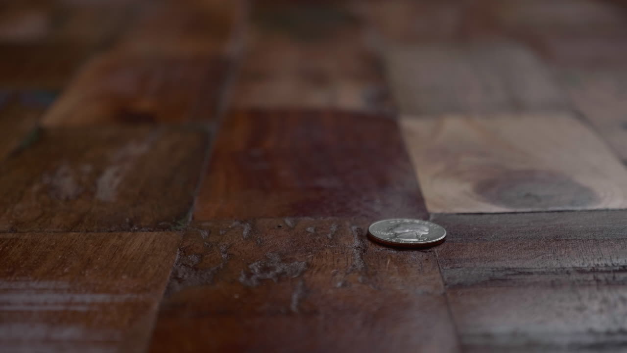 la moneda cayó y giró en el piso después de voltear con caras ganar