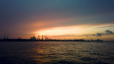 puesta de sol en un puerto con vistas al agua en un día tranquilo