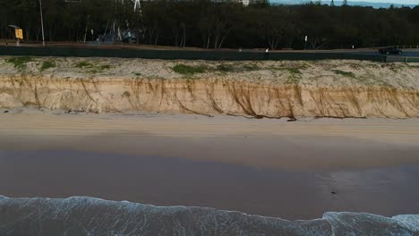 vista aérea de la escarpa de la playa y la erosión causadas por las recientes grandes marejadas y mareas de un ciclón tropical