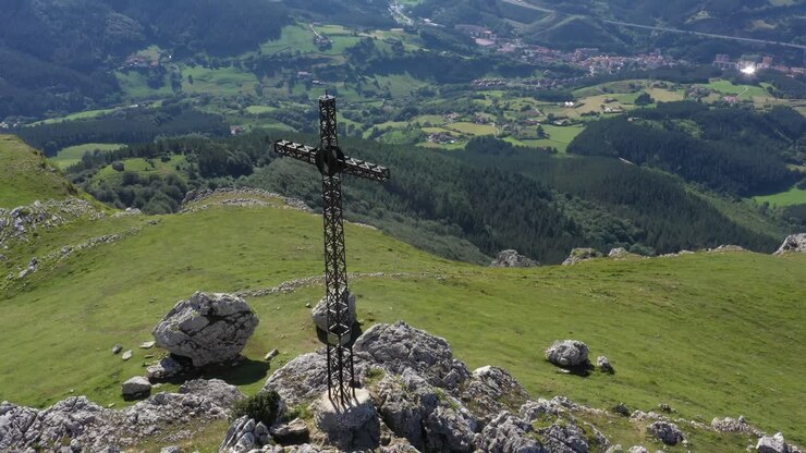 Vista aerea con drone di una grande croce di ferro sulla cima di una montagna nei Paesi Baschi