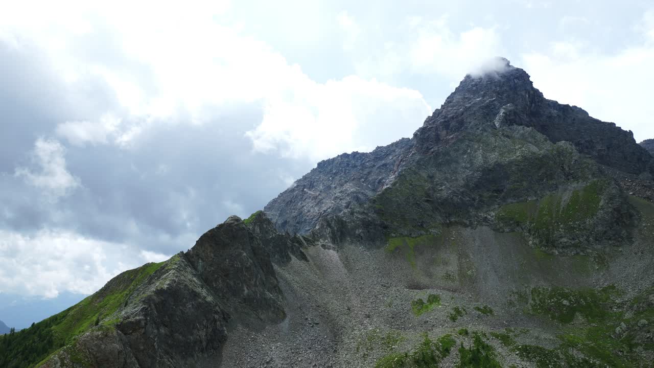 cima de la montaña en el valle de valmalenco en la temporada de verano en un día nublado