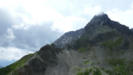 Cima-De-La-Montaña-En-El-Valle-De-Valmalenco-En-La-Temporada-De-Verano-En-Un-Día-Nublado