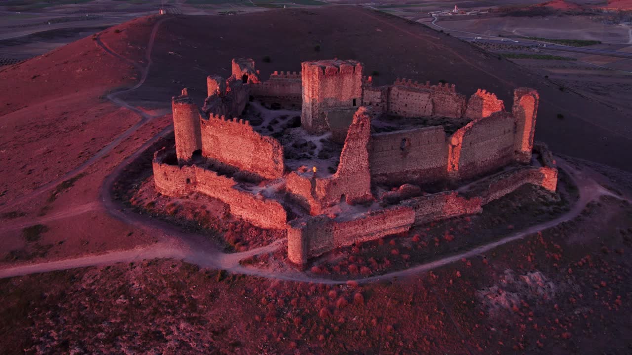 Solopgang over Almonacid de Toledos ruiner i Spanien