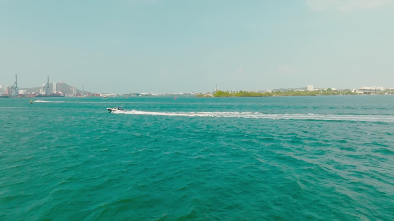 콜롬비아, 카르타헤나에서 오른쪽에서 왼쪽으로 지나가는 바다의 보트의 공중 드론 샷