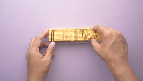 recoger a mano las galletas de queso en un empaquetador en la mesa
